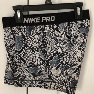 Nike Pros | Black and White Snake Print